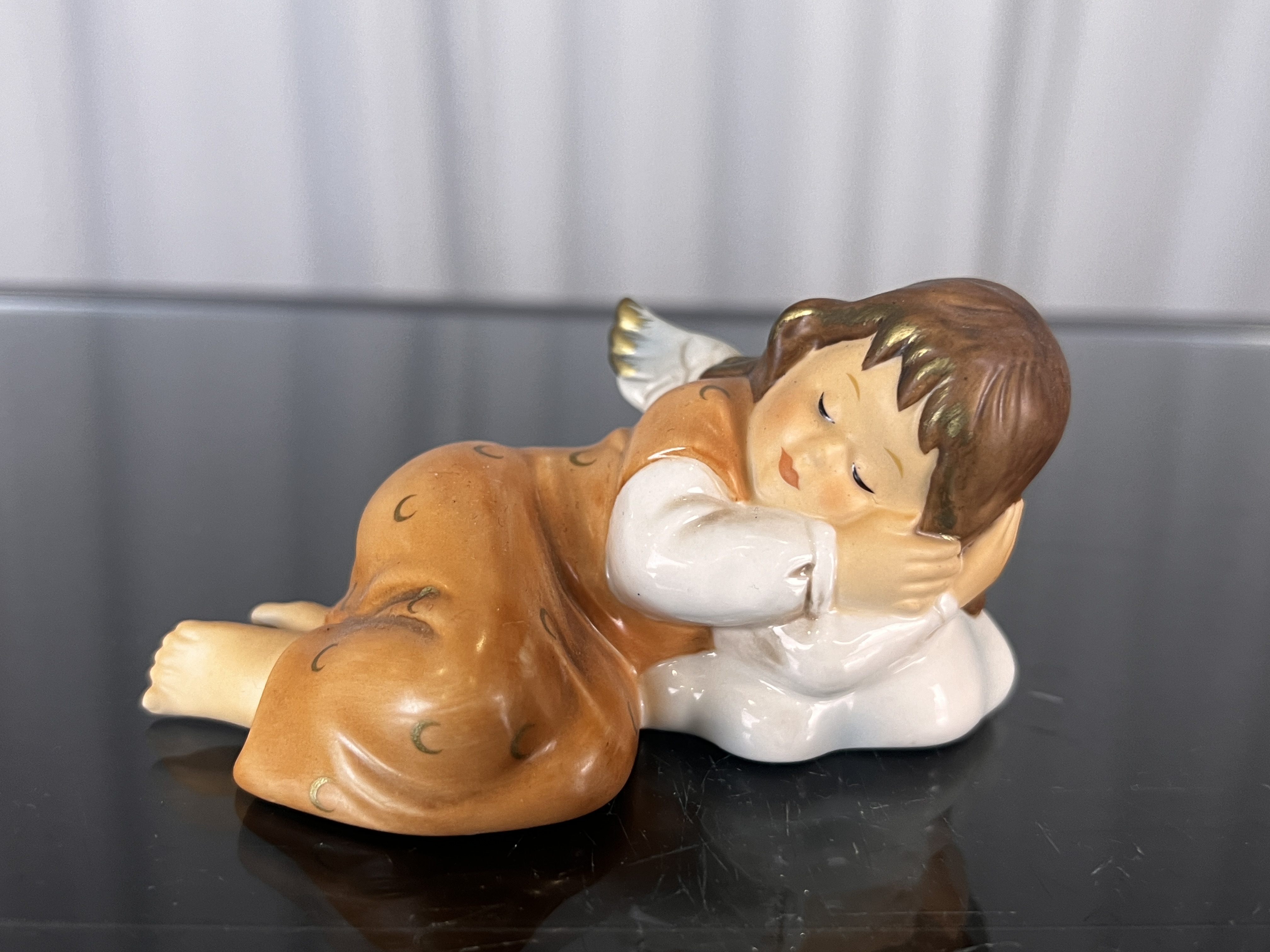 Goebel Figur Engel liegend 5 x 9,8 cm. Top Zustand   