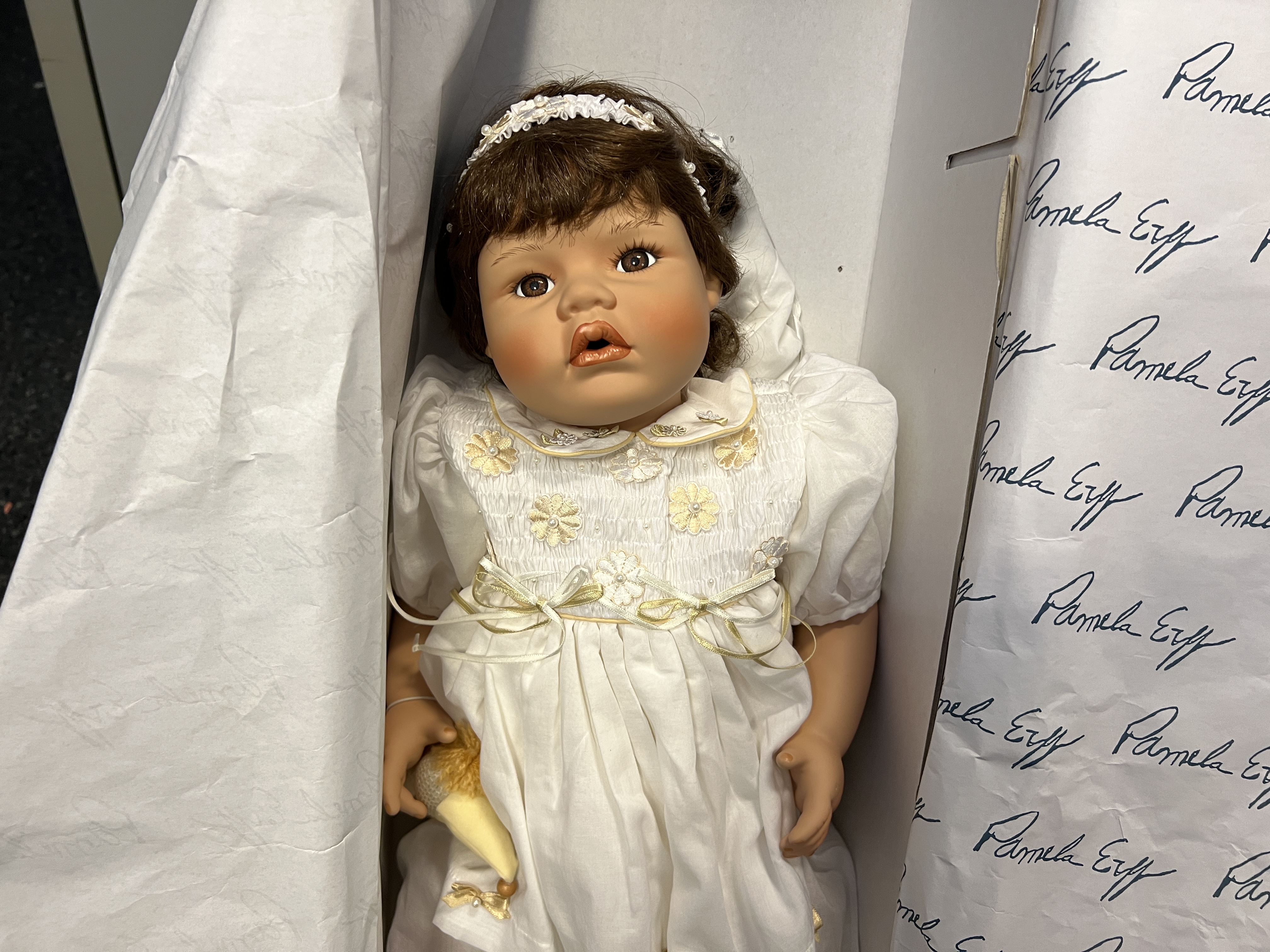 The Quenns Gallery Künstlerpuppe Porzellan Puppe 63 cm. Top Zustand  