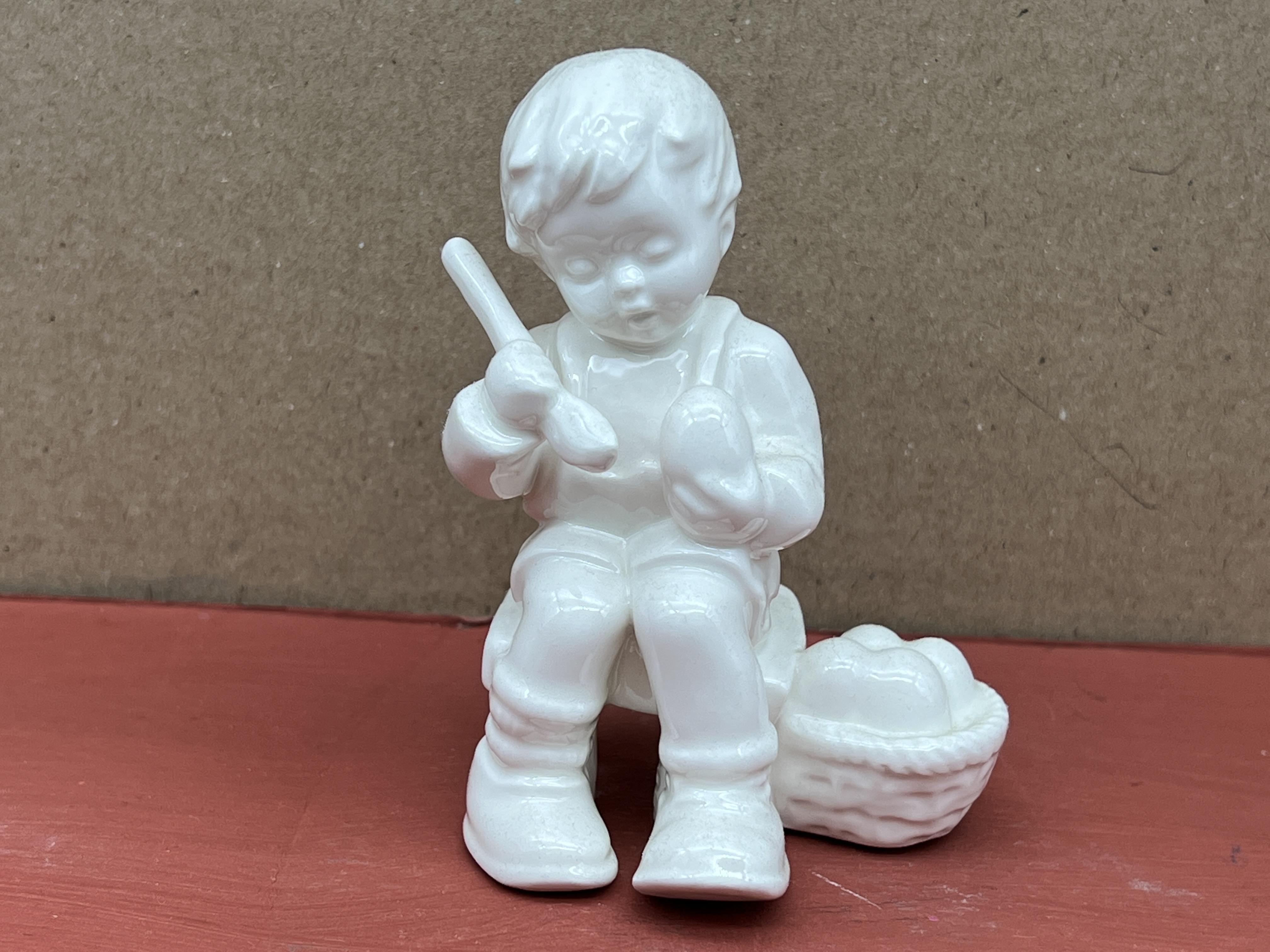 Hummel Figur 2027 Ostermalerei 10 cm. 1 Wahl - Top Zustand 