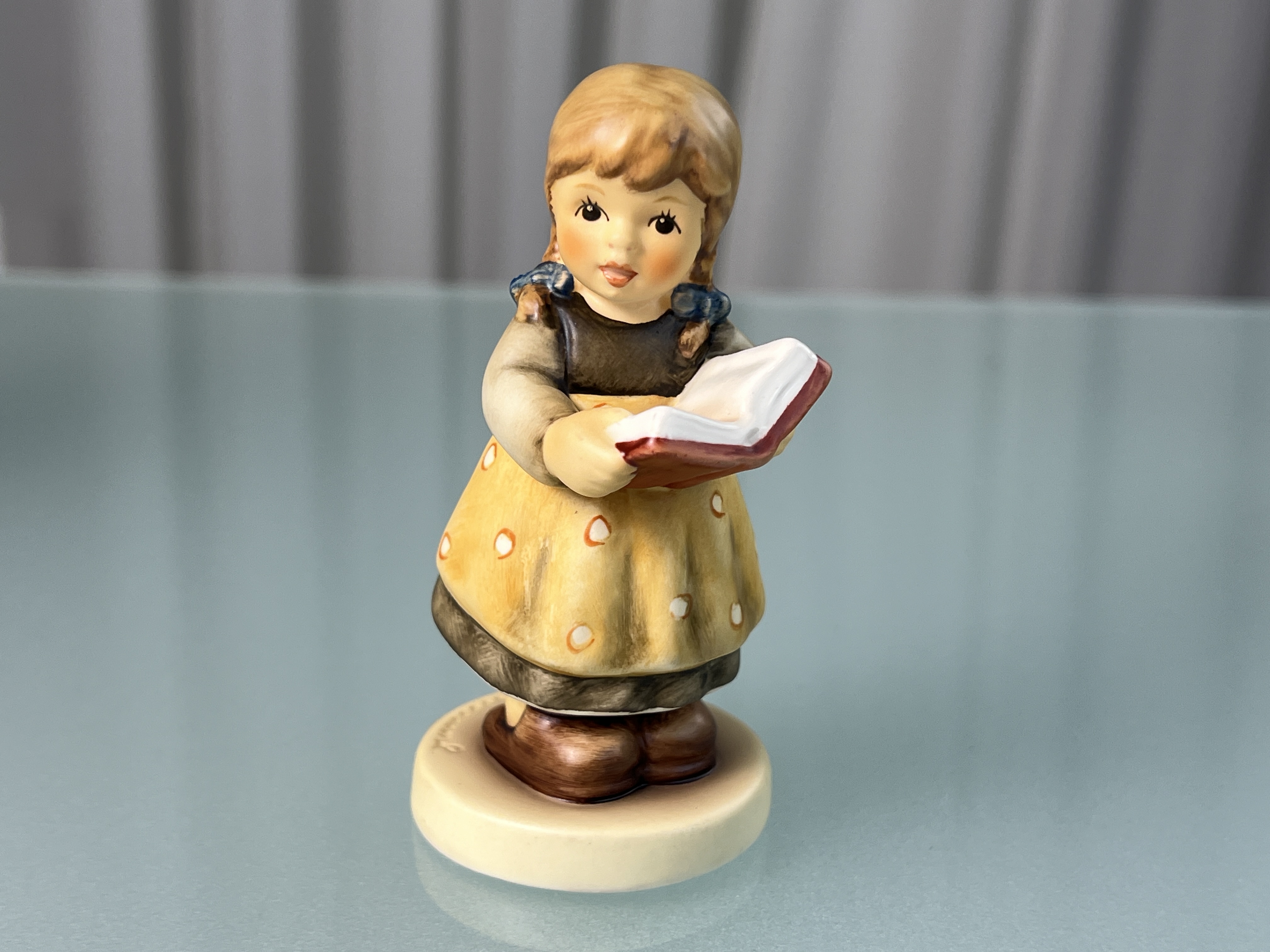 Hummel Figur 2116/A Fehlt noch was ? 10 cm. 1 Wahl. Top Zustand