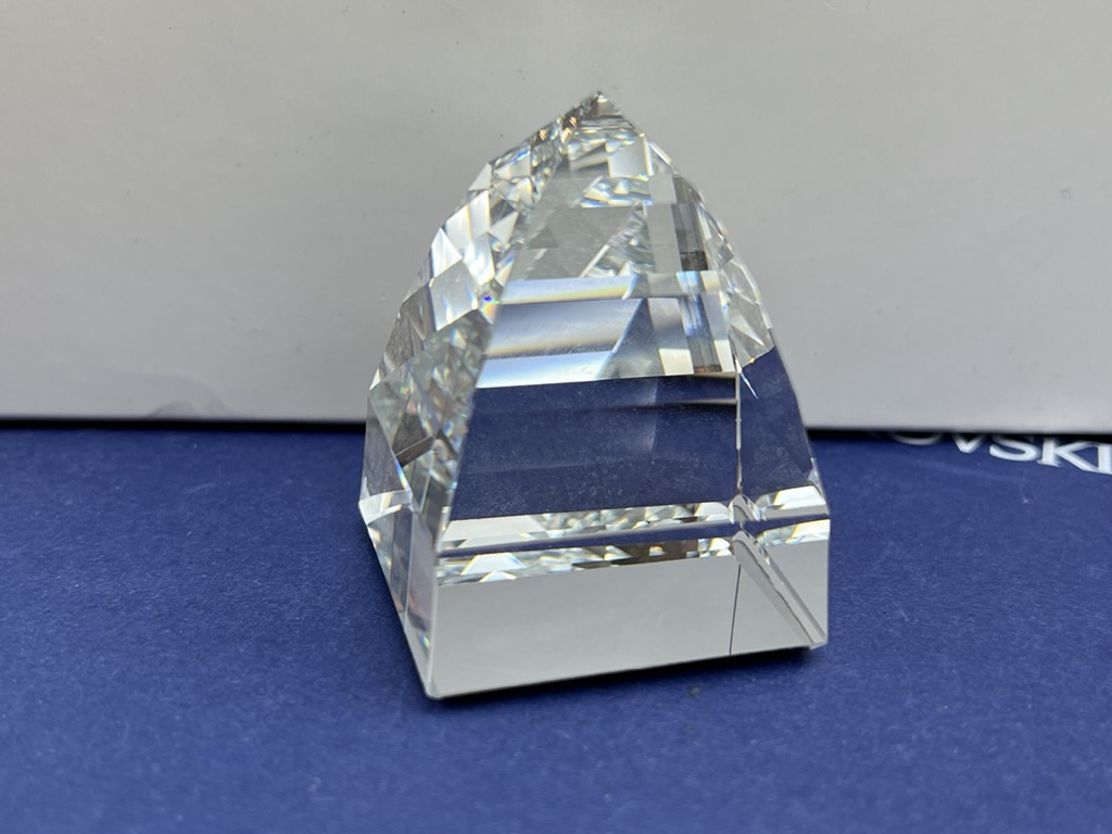 Swarovski Figur Kristall Briefbeschwerer Pyramide 6 cm. Top Zustand.  