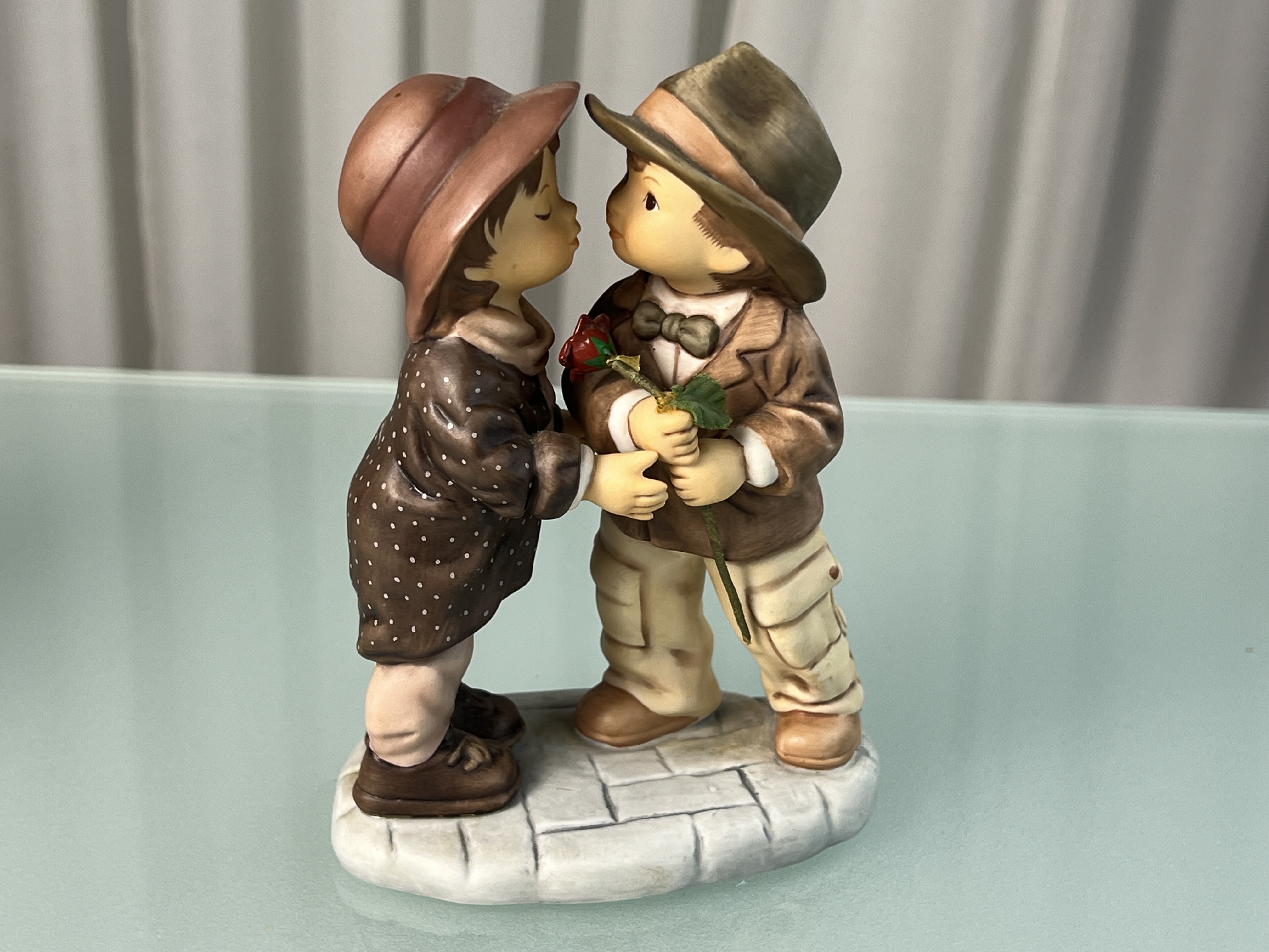 Goebel Figur Kim Anderson First Kiss 15 cm 1 Wahl - Top Zustand. 