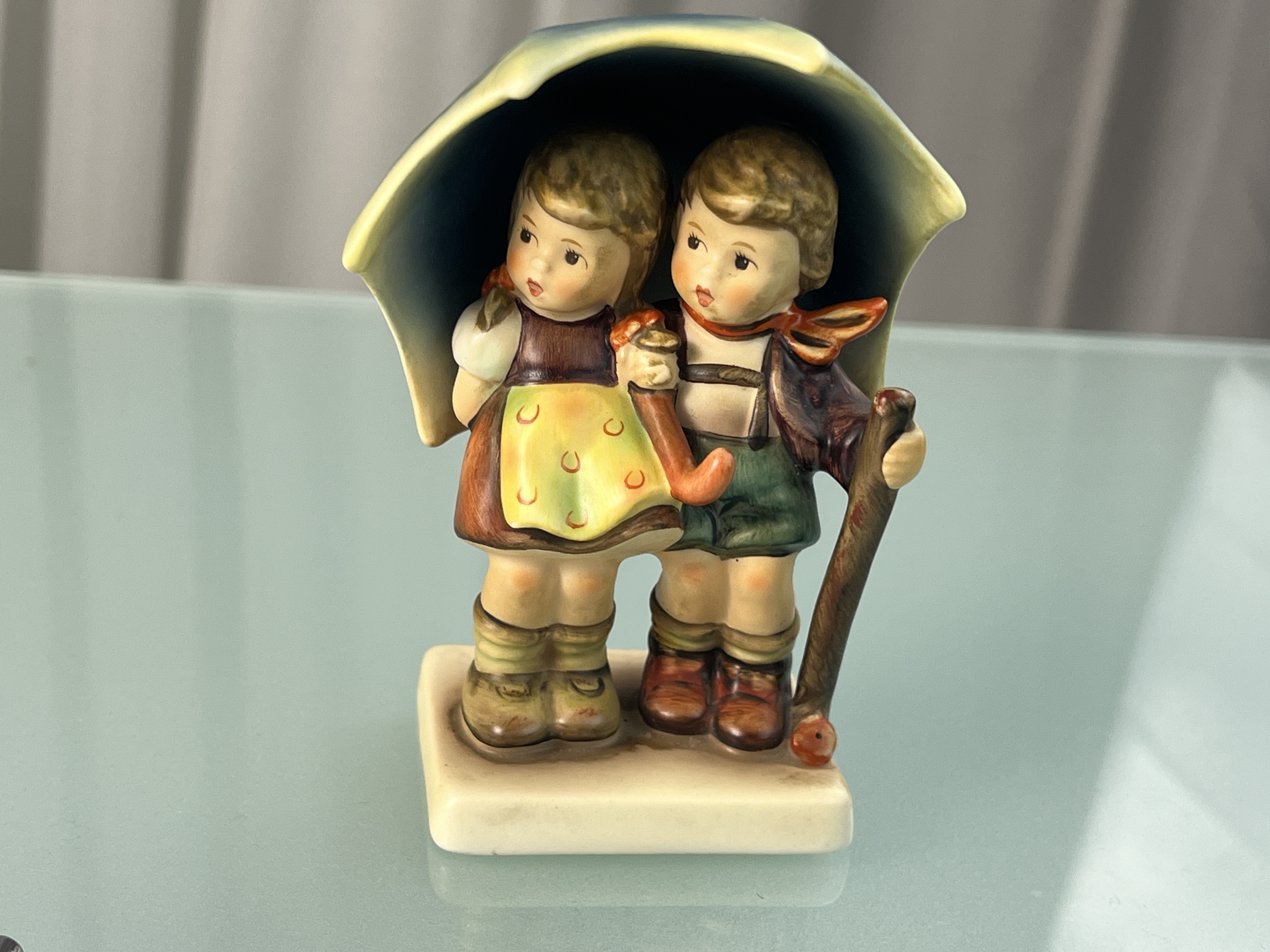  Hummel Figur 71 2/0 Unter einem Dach 12 cm. 1 Wahl. Top Zustand 