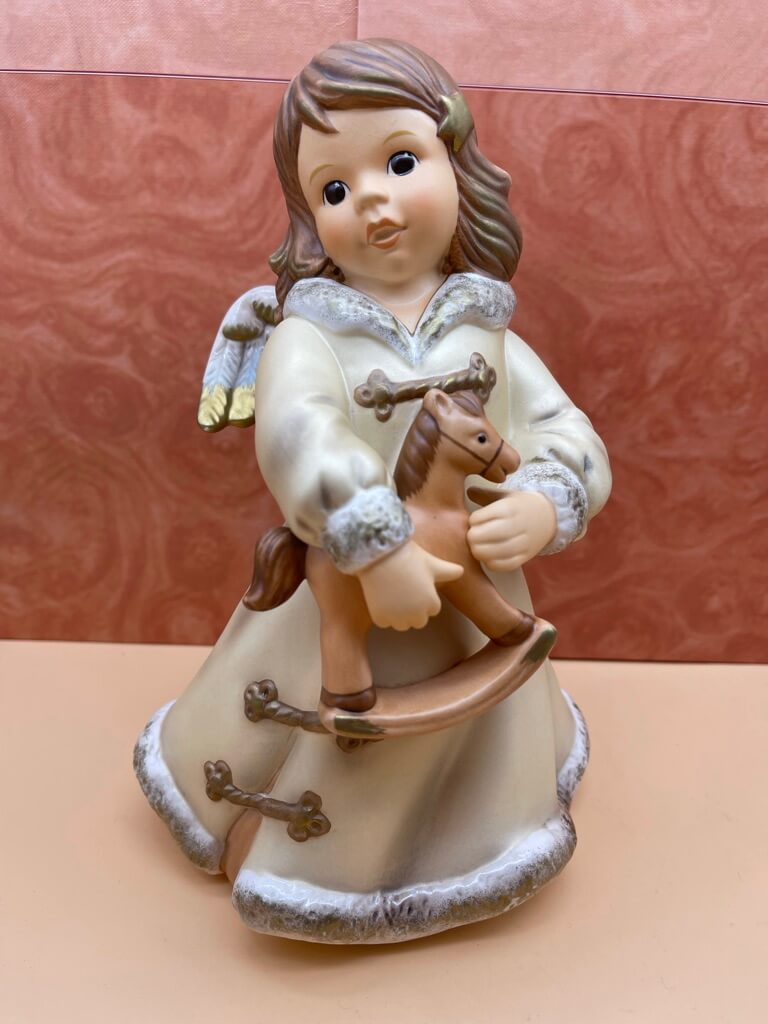 Goebel Figur Engel 41 058 mit Schaukelpferd 22 cm. 1 Wahl - Top Zustand  
