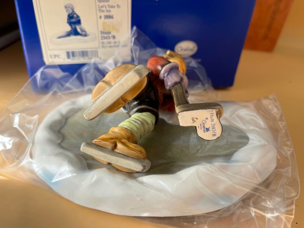 Hummel Figur 2143 / B , Eishockey - Spieler 10,7 cm. 1 Wahl mit Ovp -Top Zustand