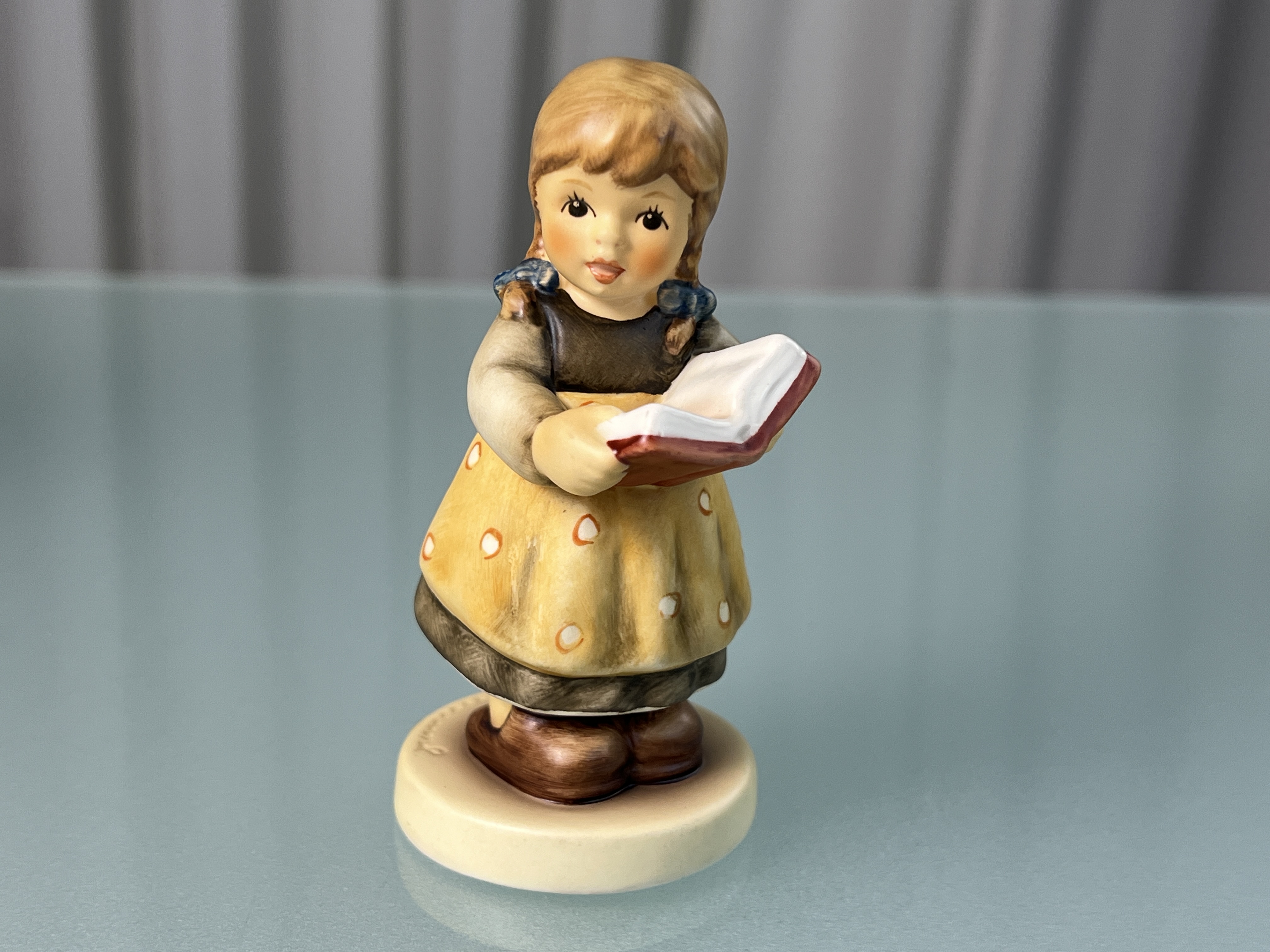 Hummel Figur 2116/A Fehlt noch was ? 10 cm. 1 Wahl. Top Zustand