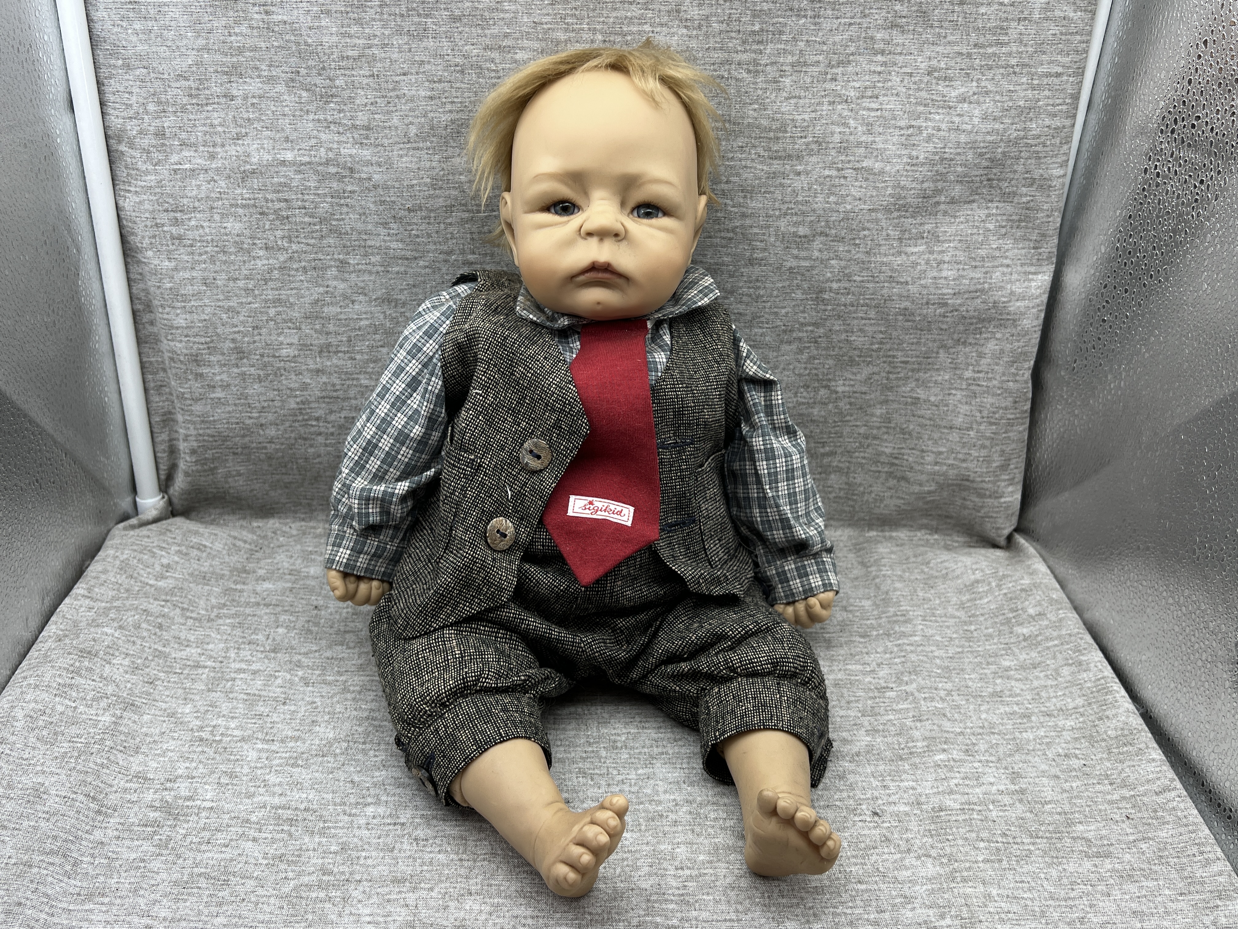 Sigikid Künstlerpuppe Vinyl Puppe 48 cm. Top Zustand. 