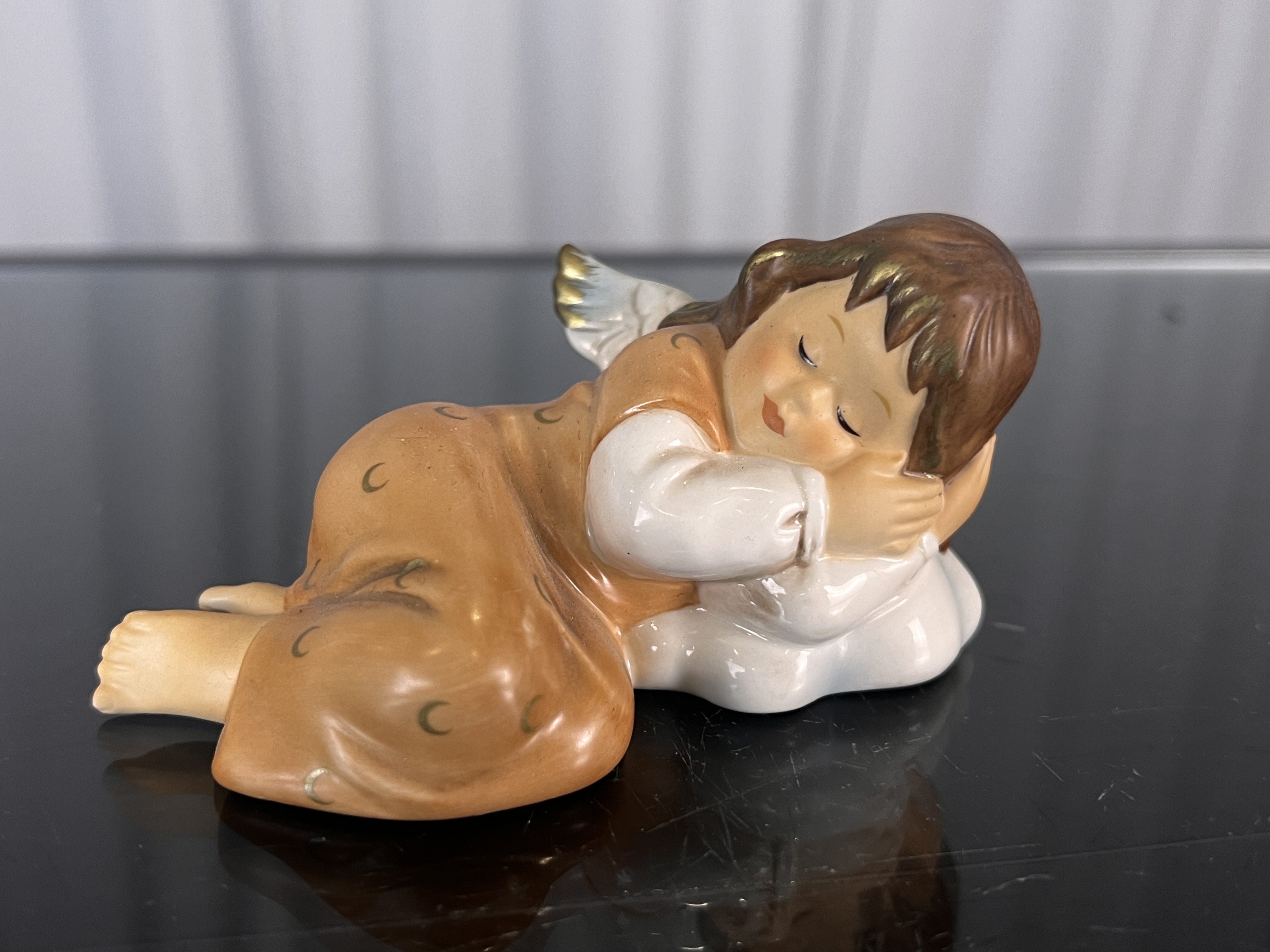 Goebel Figur Engel liegend 5 x 9,8 cm. Top Zustand   