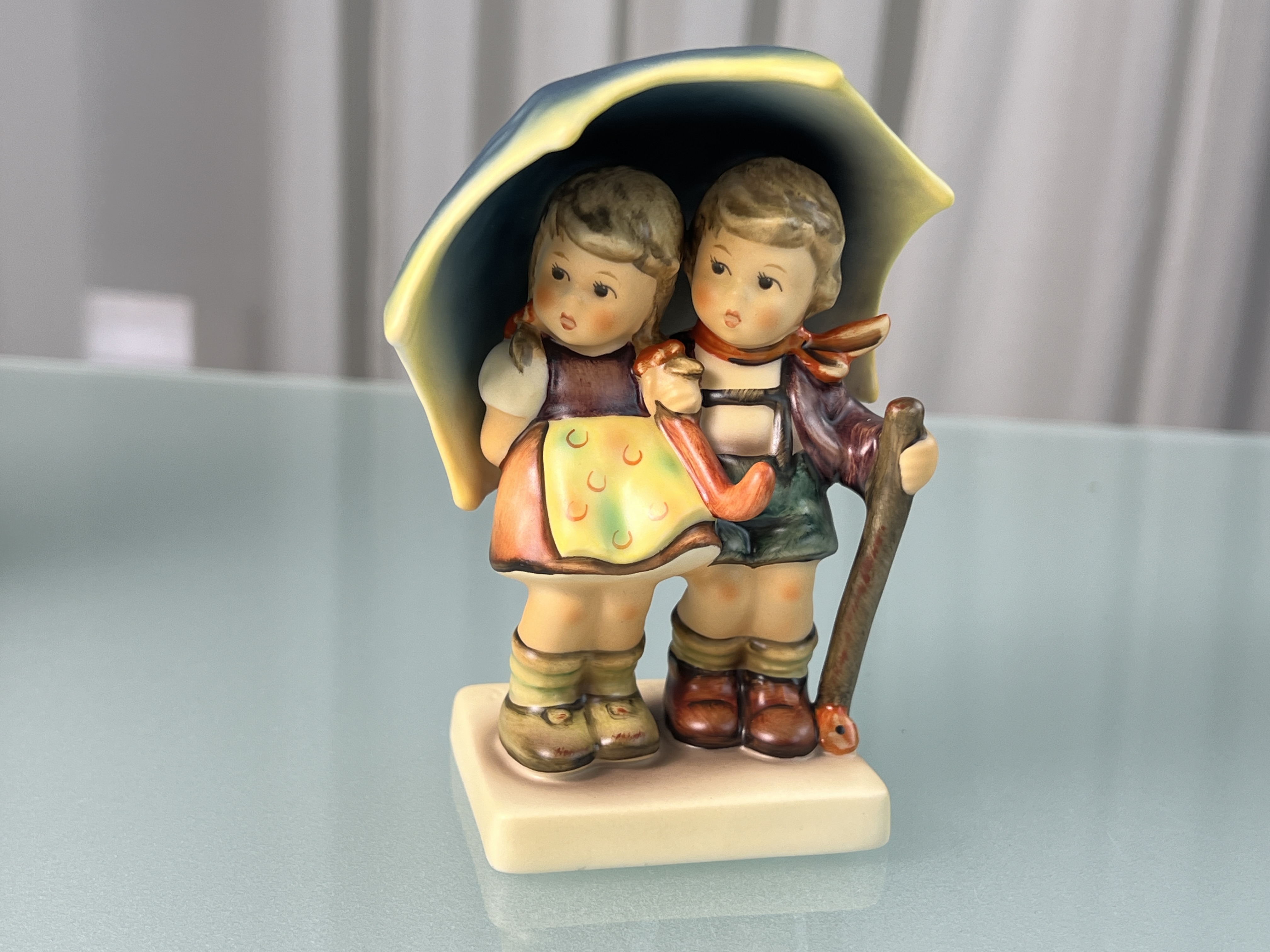  Hummel Figur 71 2/0 Unter einem Dach 12 cm. 1 Wahl. Top Zustand 