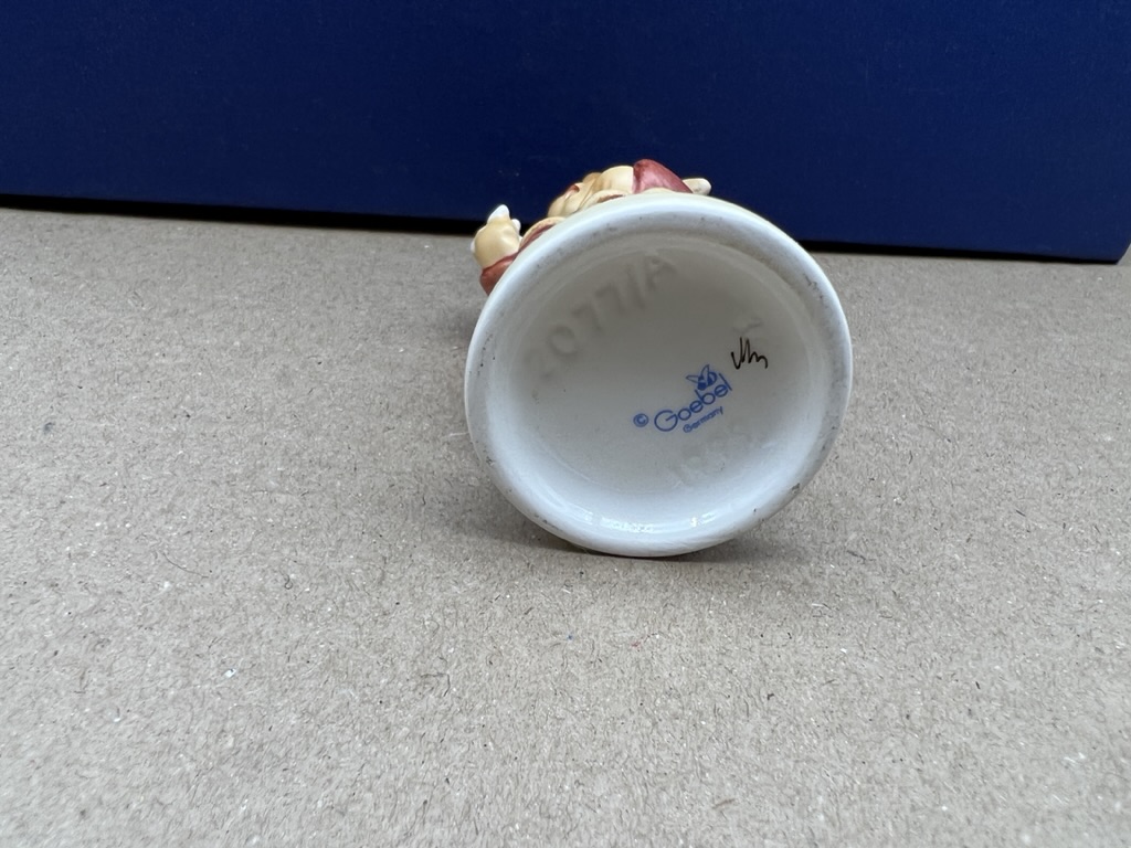  Hummel Figur 2077/a Drob´n auf´n Berg war i 9 cm. 1 Wahl. Top Zustand.  
