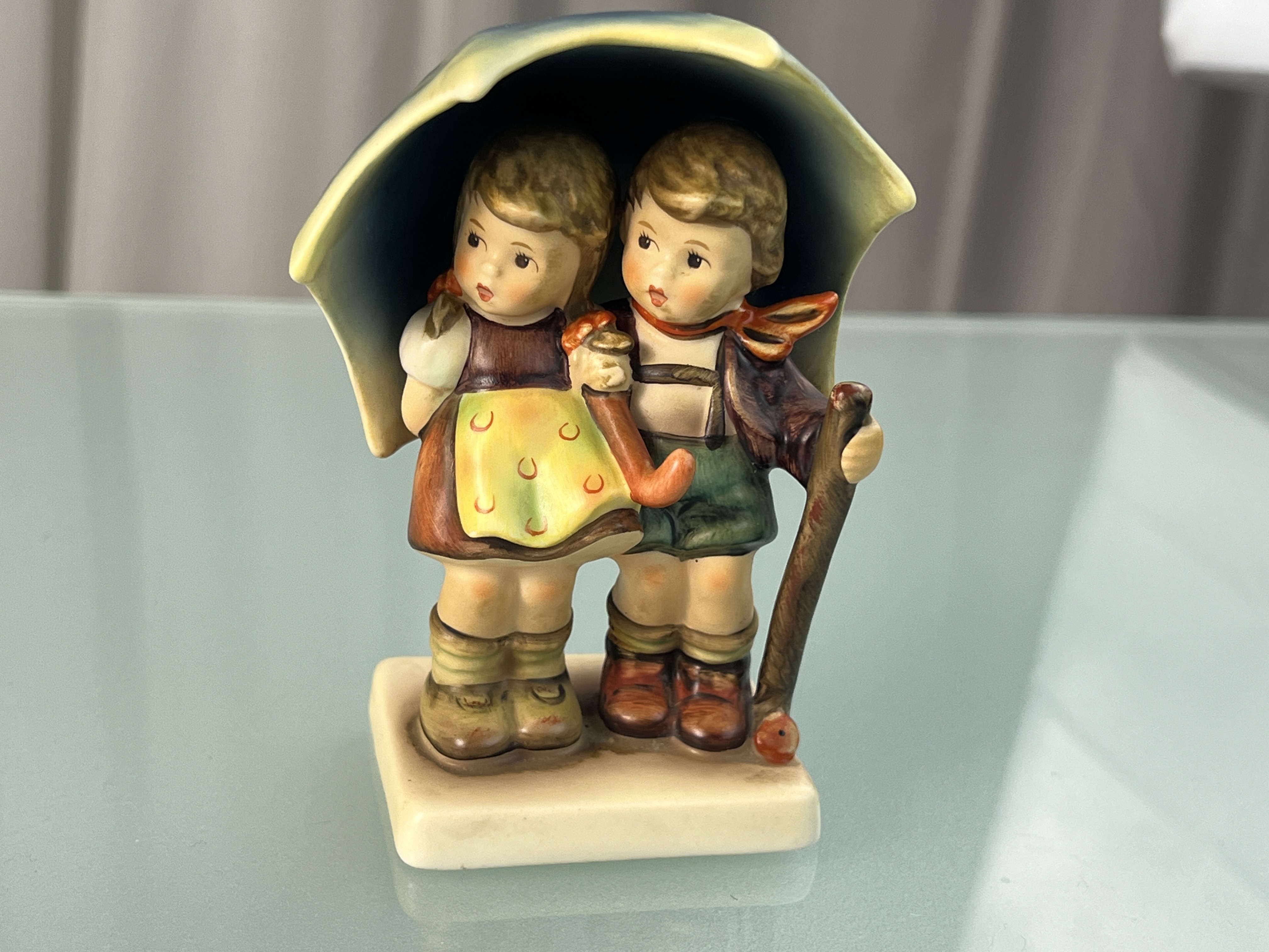  Hummel Figur 71 2/0 Unter einem Dach 12 cm. 1 Wahl. Top Zustand 
