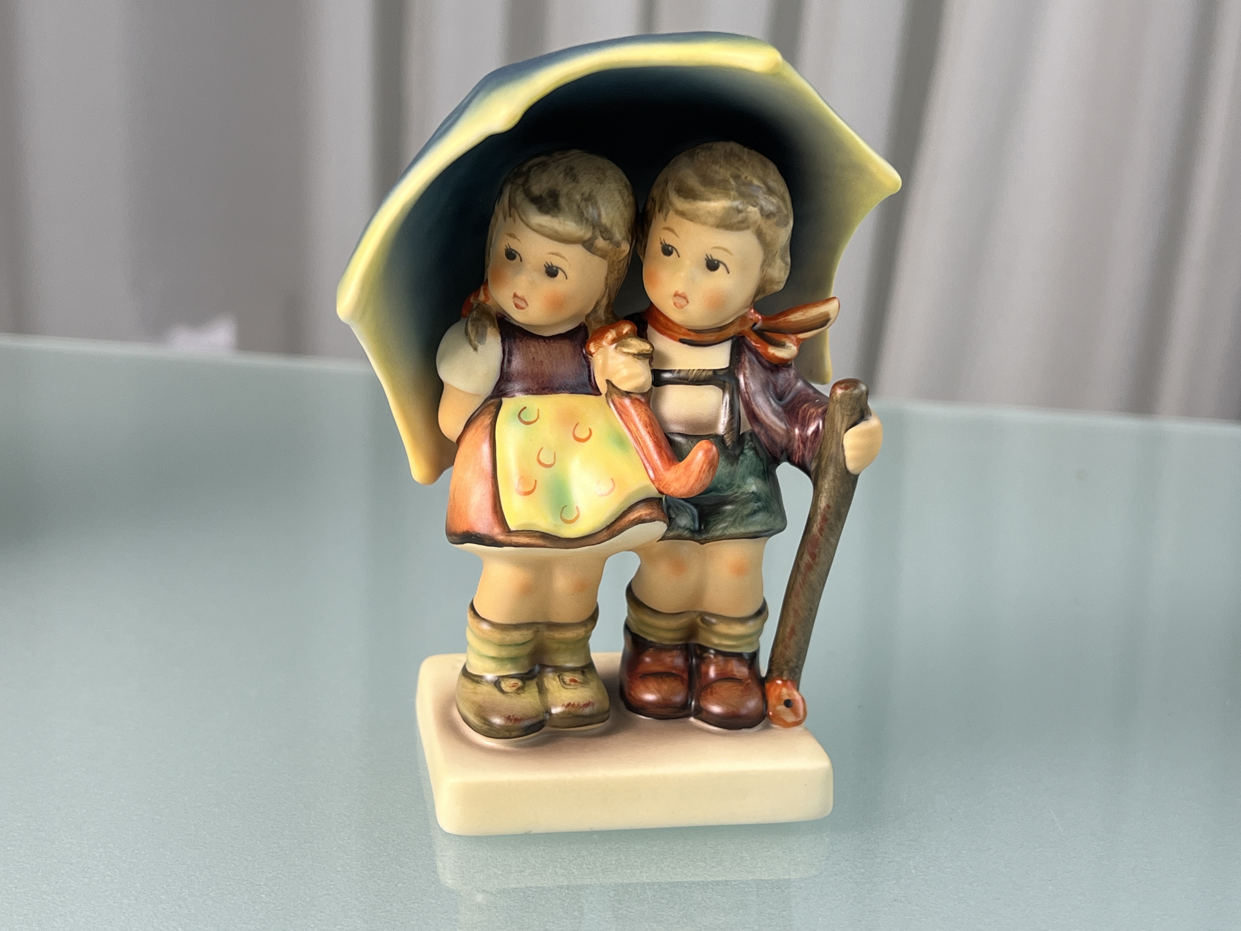  Hummel Figur 71 2/0 Unter einem Dach 12 cm. 1 Wahl. Top Zustand 