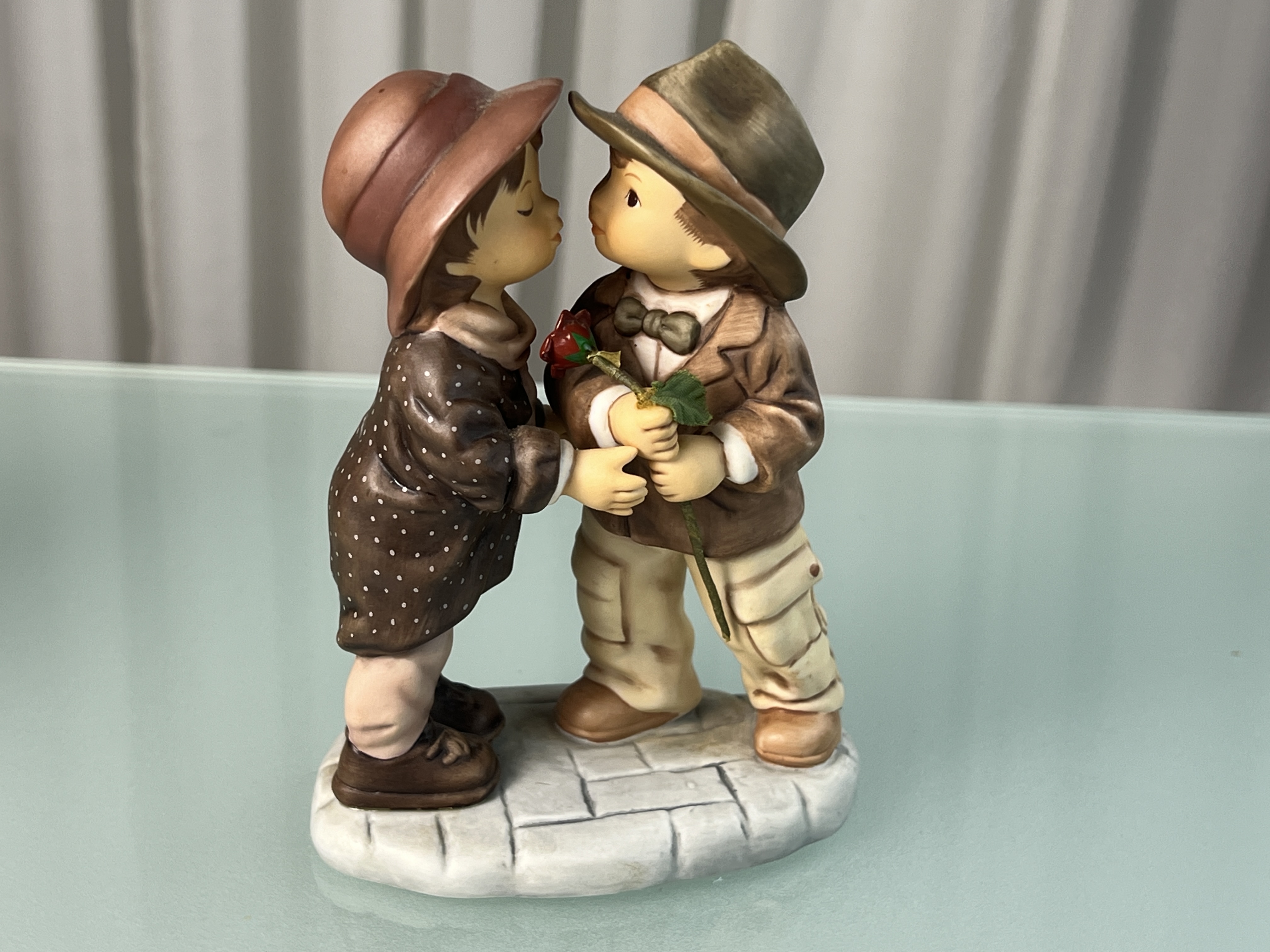 Goebel Figur Kim Anderson First Kiss 15 cm 1 Wahl - Top Zustand. 