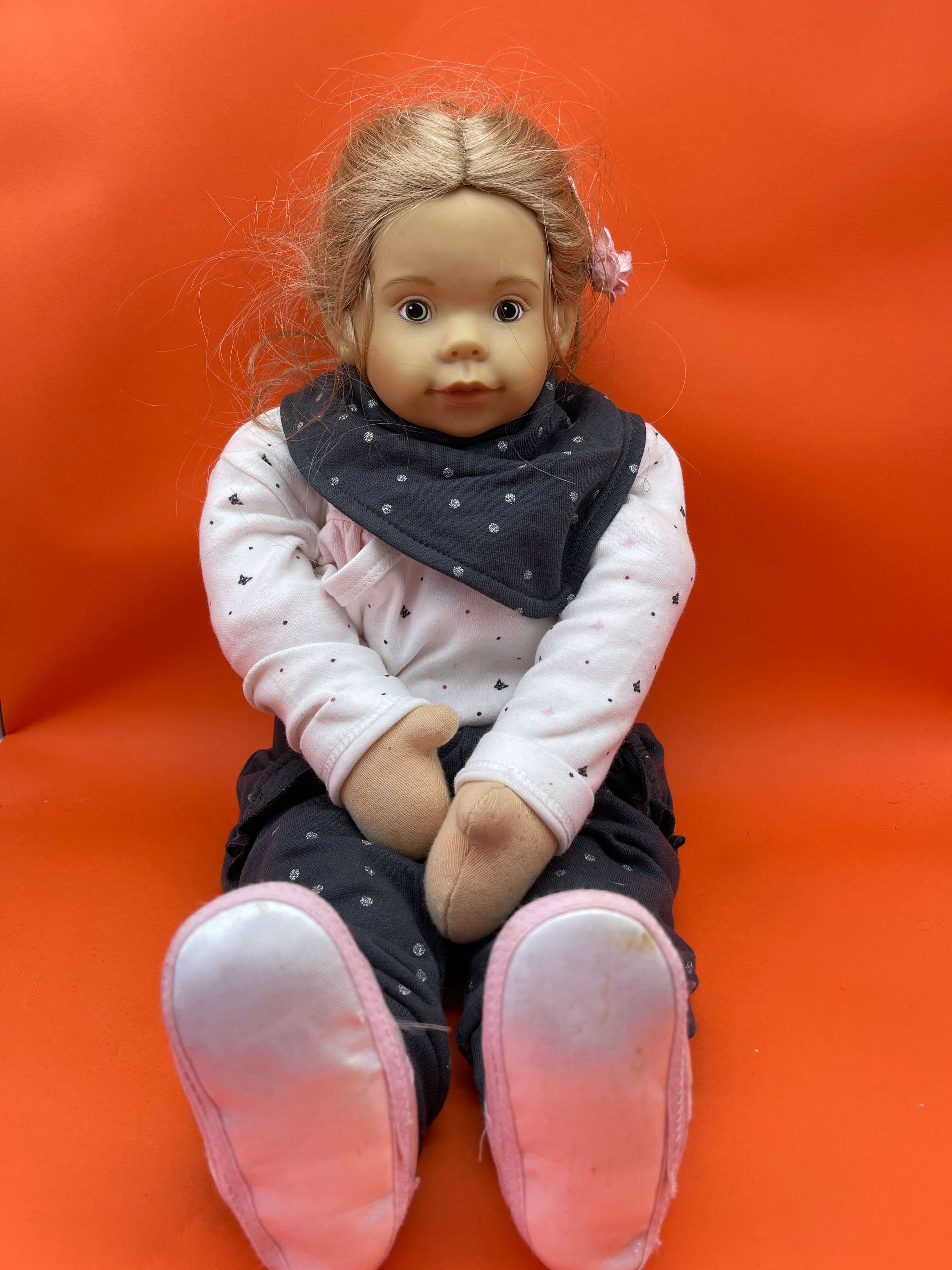 Sigikid Künstlerpuppe Vinyl / Stoff Puppe 53 cm. Top Zustand   