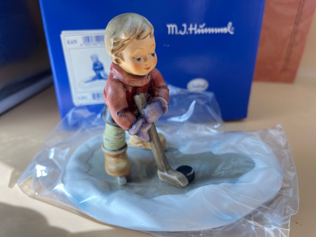 Hummel Figur 2143 / B , Eishockey - Spieler 10,7 cm. 1 Wahl mit Ovp -Top Zustand