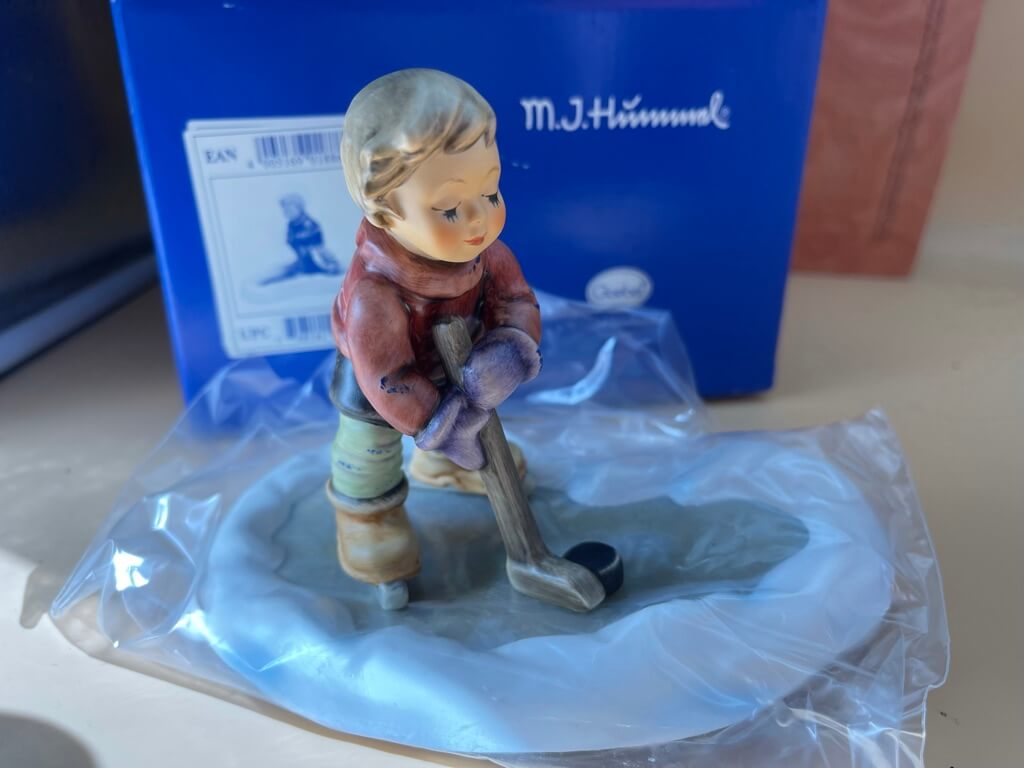 Hummel Figur 2143 / B , Eishockey - Spieler 10,7 cm. 1 Wahl mit Ovp -Top Zustand