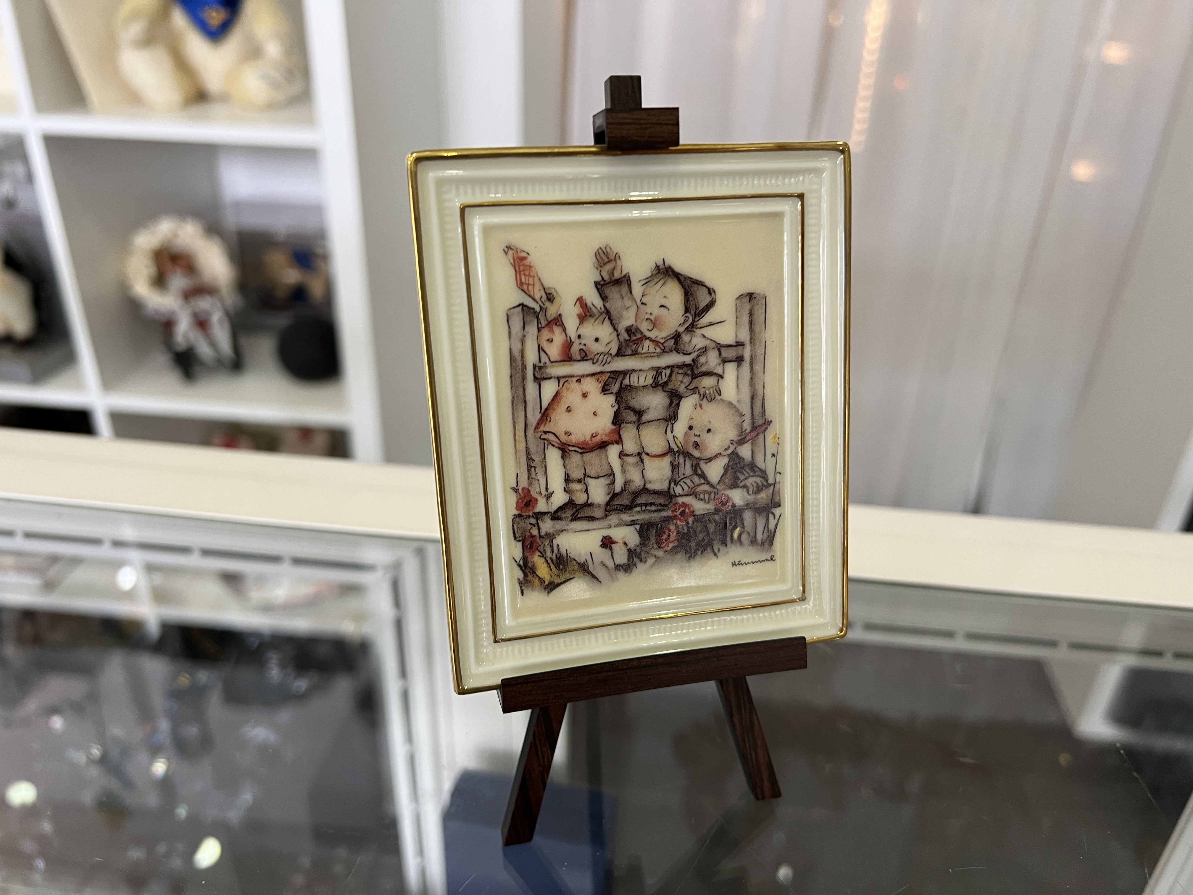  Goebel Hummel Figur Porzellan Bild im Ständer Höhe 16 cm. Breite 8,7 cm - 1 Wahl. Top Zustand.   