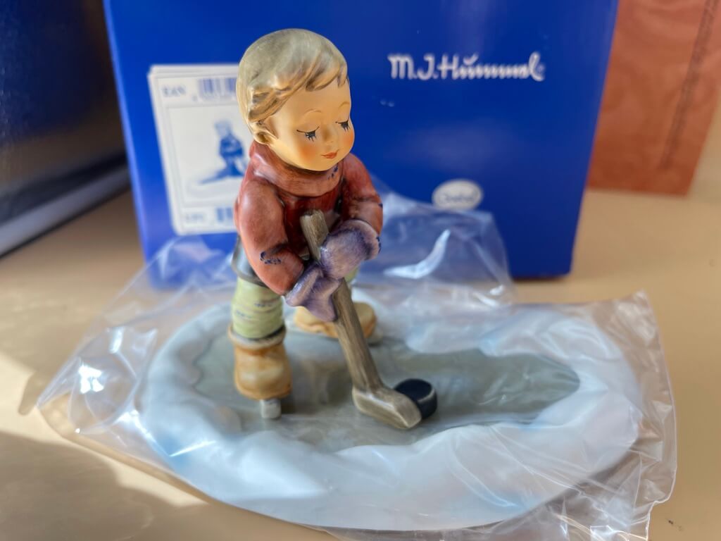 Hummel Figur 2143 / B , Eishockey - Spieler 10,7 cm. 1 Wahl mit Ovp -Top Zustand
