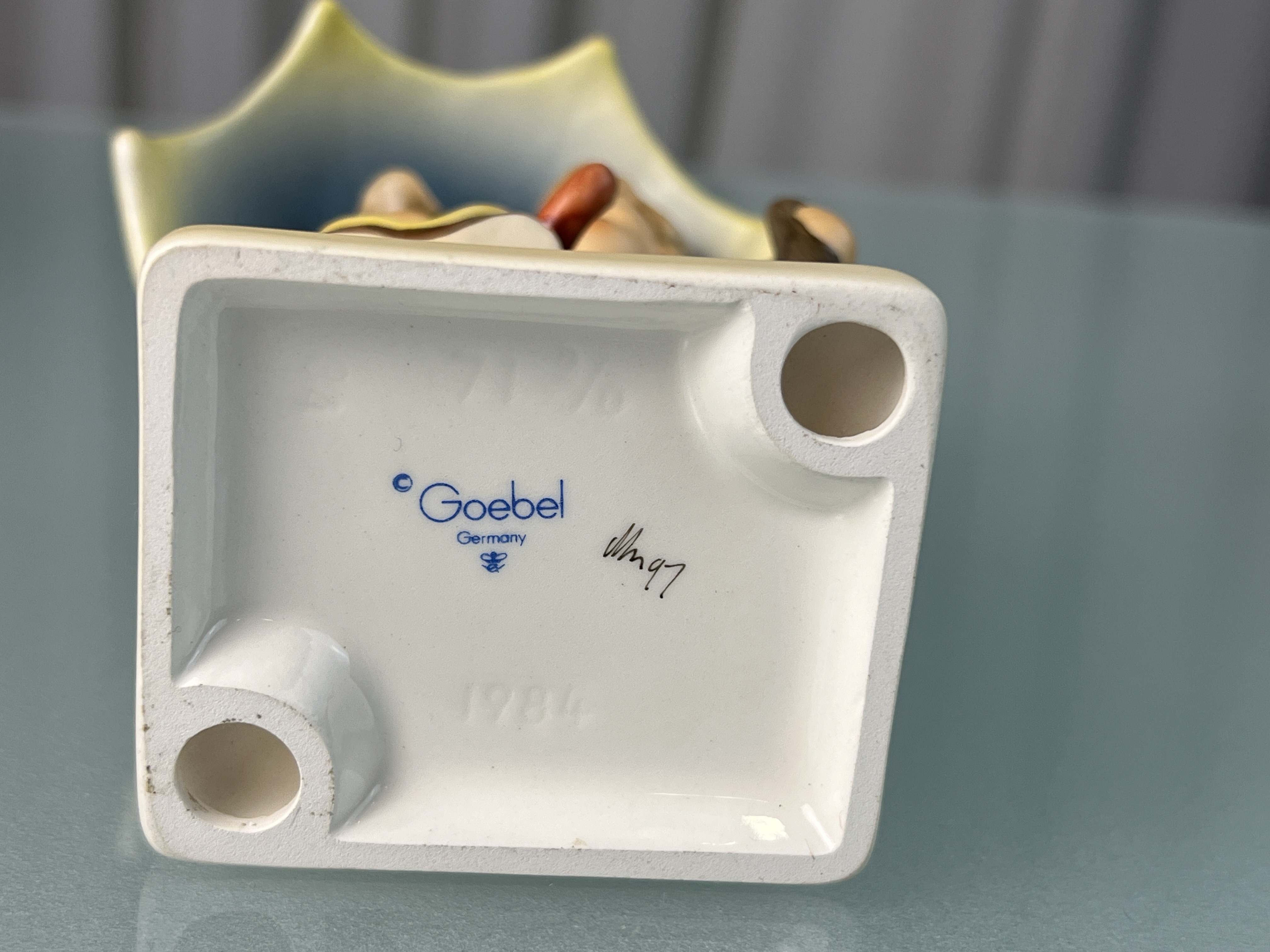  Hummel Figur 71 2/0 Unter einem Dach 12 cm. 1 Wahl. Top Zustand 