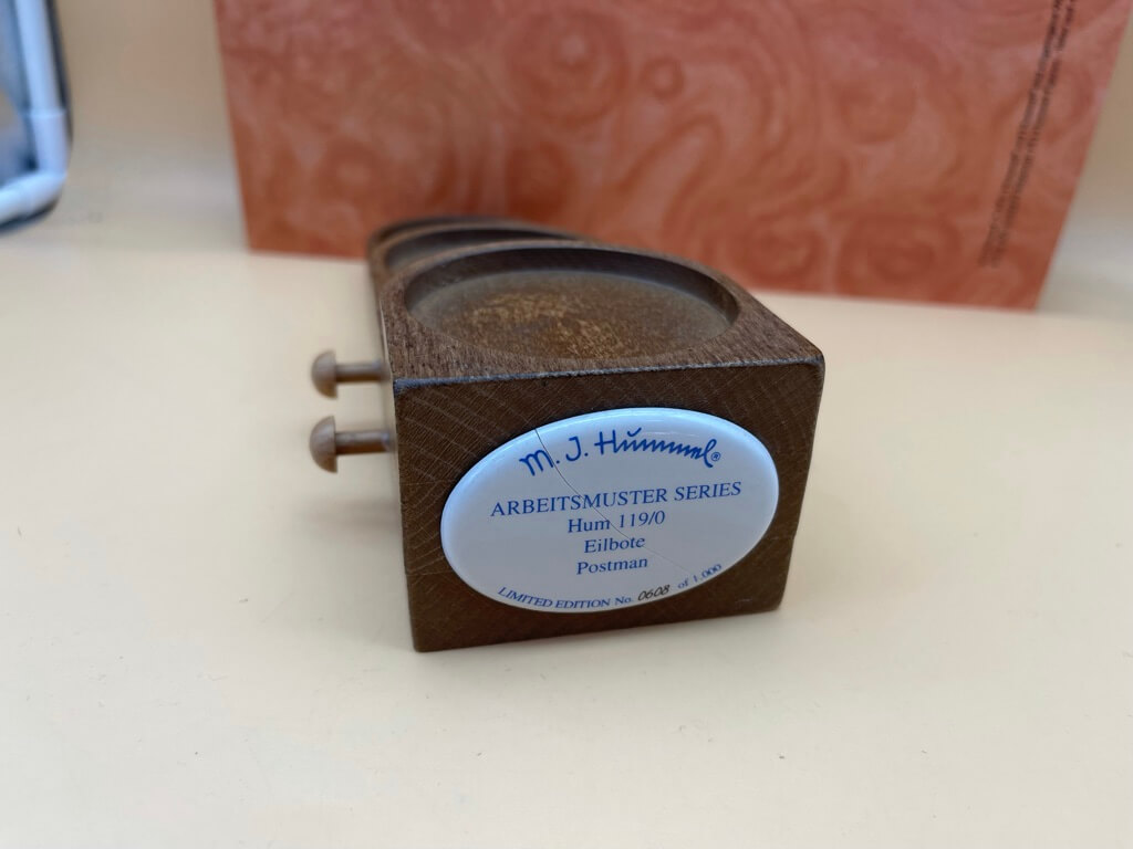 Hummel Figur  Display. Höhe: 5,5 cm. Länge: 22,5 cm. Tiefe: 8,5 cm. Top Zustand