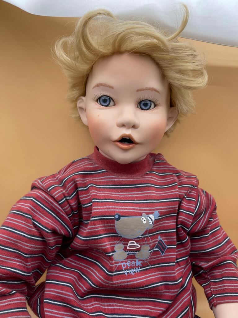 Ute Kase Lepp Porzellan Puppe 68 cm. Leider mit Defekt - Siehe Foto