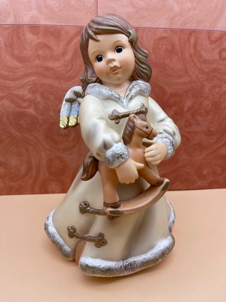Goebel Figur Engel 41 058 mit Schaukelpferd 22 cm. 1 Wahl - Top Zustand  
