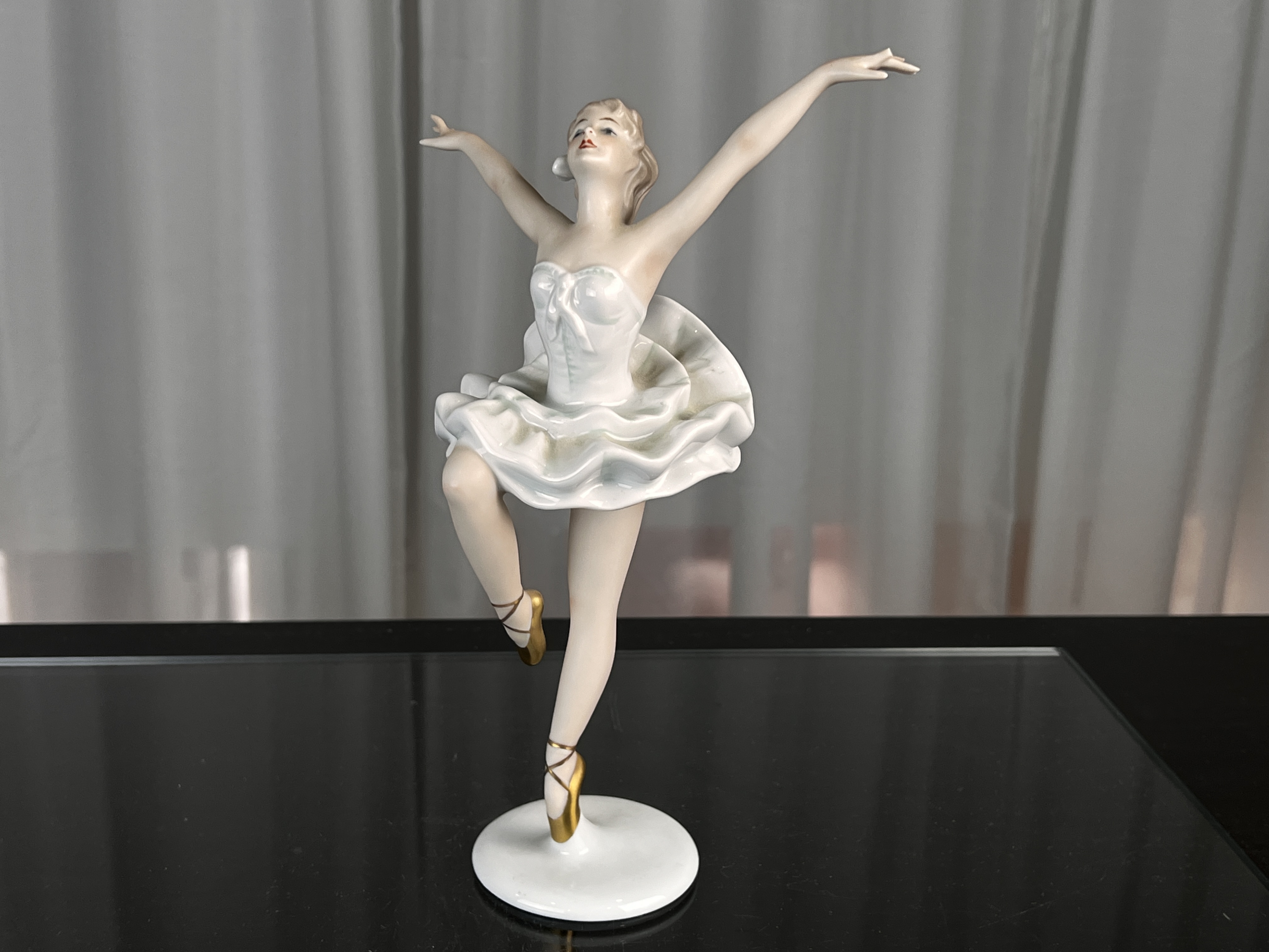  Hutschenreuther Figur Ballerina 23,5 cm. Finger Defekt - Siehe Fotos 